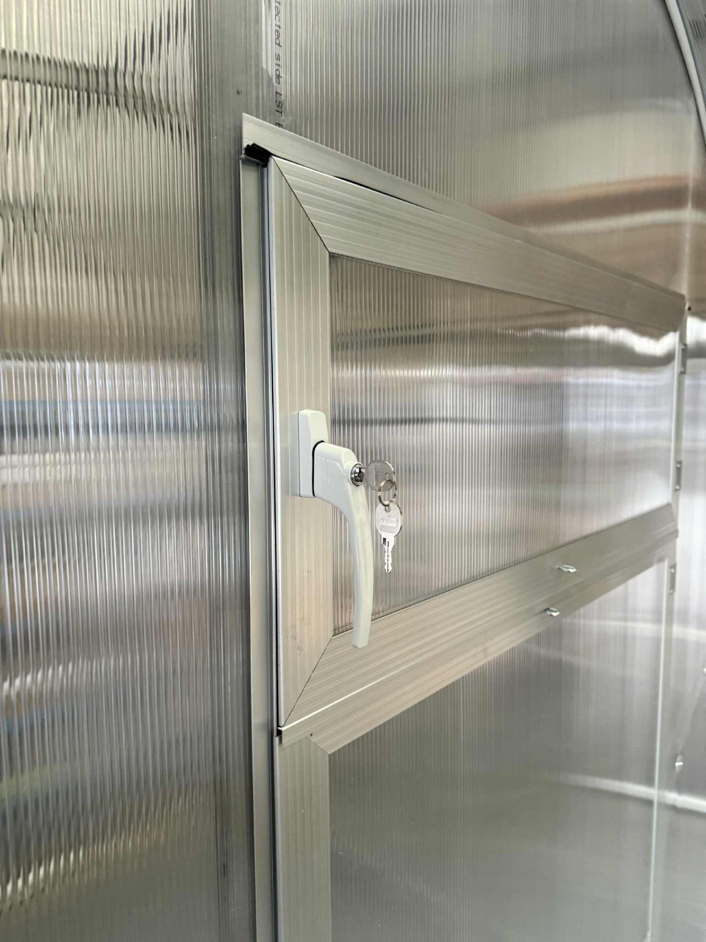 Rastlinjak Sigma Lux 2: aluminijasta vrata s ključavnico in ključi