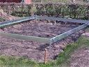 Pocinkani podstavek na vrtu